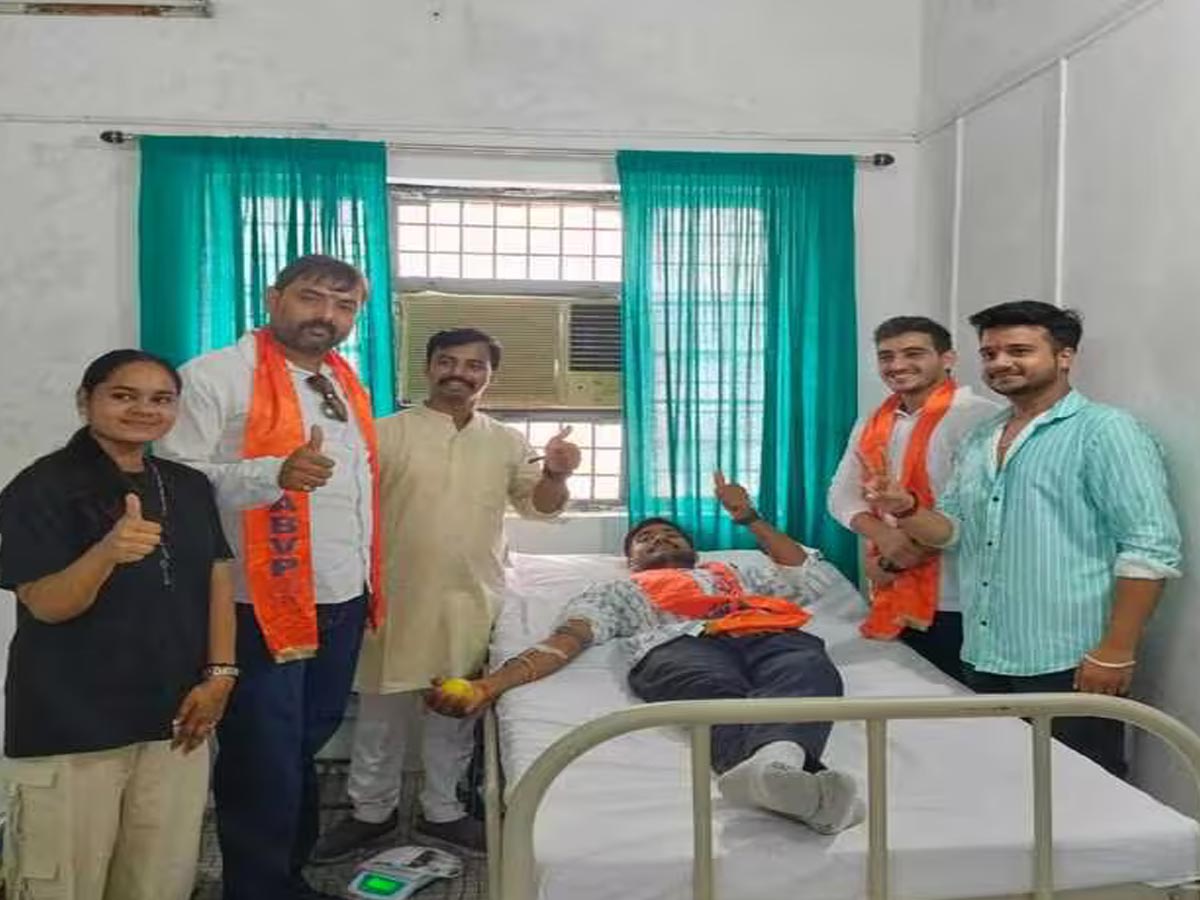 एबीवीपी कार्यकर्ताओं और छात्रों ने 50 यूनिट रक्तदान किया